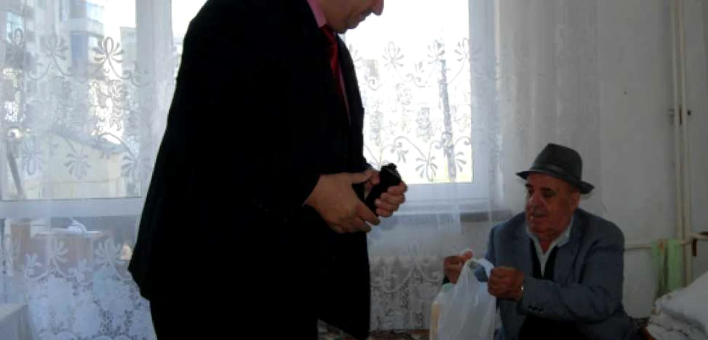 Bătrânii au fost impresionaţi de gestul poliţiştilor
