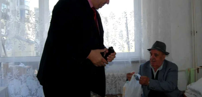 Bătrânii au fost impresionaţi de gestul poliţiştilor