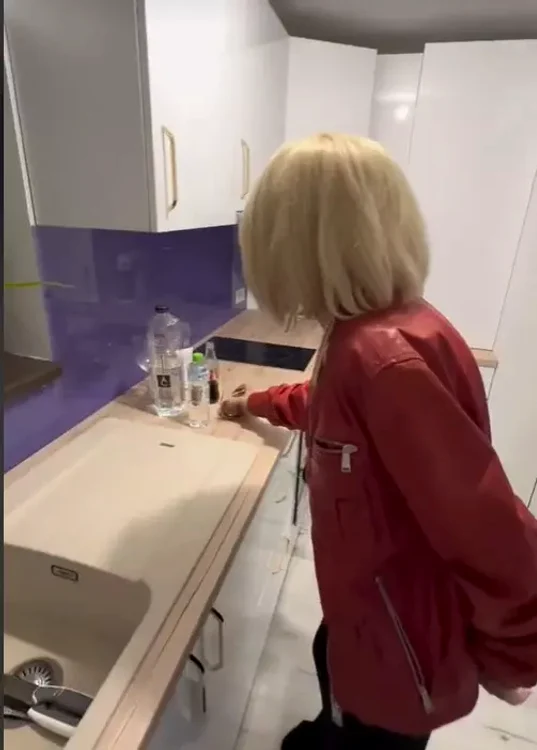 Are o bucătărie luminoasă.