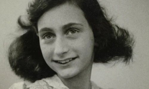 Ultima fotografie care o reprezintă pe Anne Frank, realizată în mai 1942 (© Anne Frank House, Amsterdam)