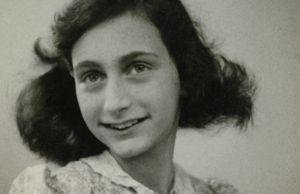 Ultima fotografie care o reprezintă pe Anne Frank, realizată în mai 1942 (© Anne Frank House, Amsterdam)