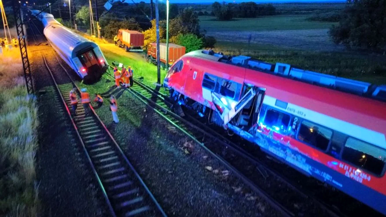 Trei vagoane au deraiat în urma ciocnirii celor două trenuri din Polonia. FOTO: TVP