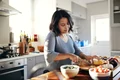 femeie bucatarie istock jpg