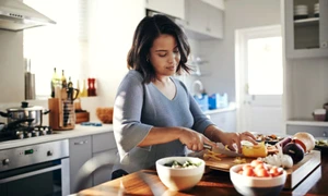 femeie bucatarie istock jpg