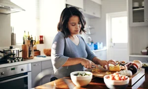 femeie bucatarie istock jpg