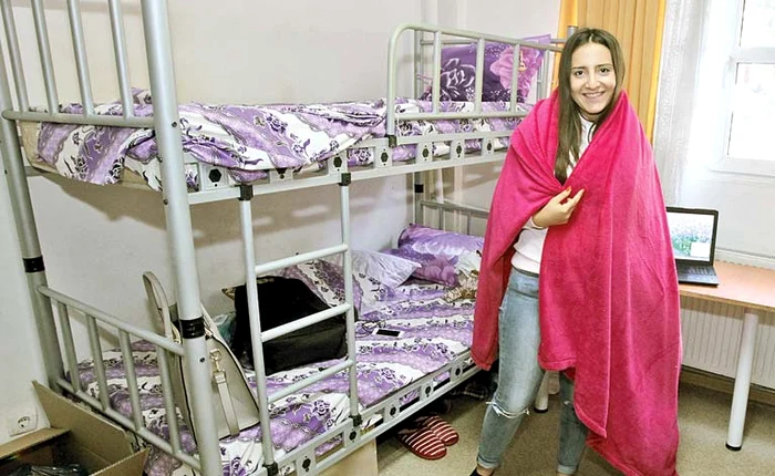 Bianca, 19 ani, şi-a adus de acasă păturica preferatăFoto: Florin Şuler