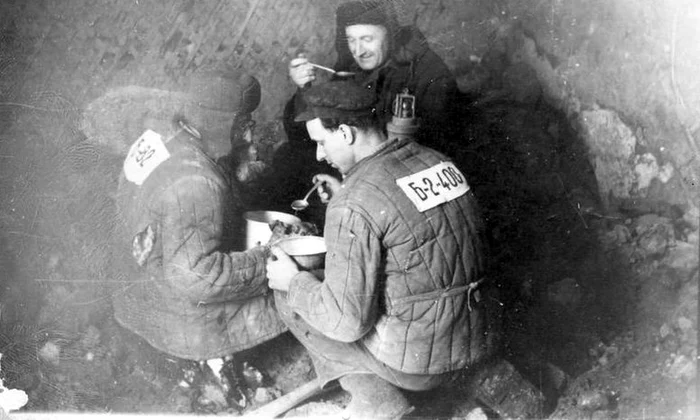 Prizonieri politici într-un lagăr sovietic, în anul 1955 (© Kauno IX forto muziejus / Kaunas 9th Fort Museum)