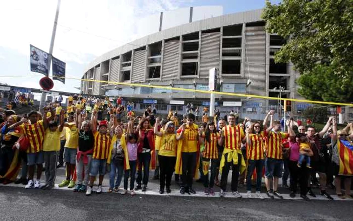 Locuitorii din Catalonia au organizat un lanţ uma de peste un milion de oameni, în spijinul independenţei