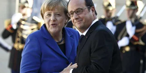 Cancelarul German Angela Merkel este ]nt\mpinat[ de pre;edintele francez Francois Hollande la palatal Elysee în Paris Franţa FOTO AP