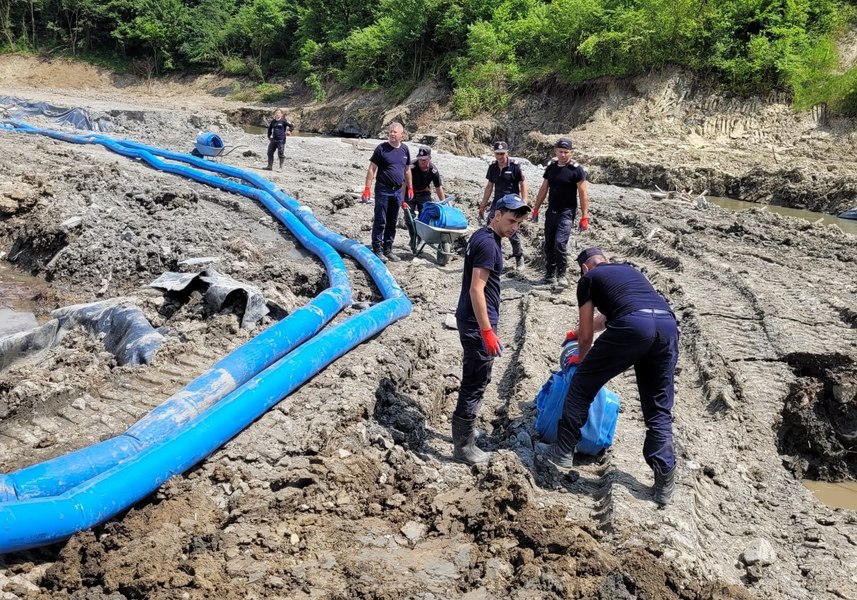 Autorităţile au suplimentat măsurile pentru protejarea mediului și a sursei de apă potabilă pe râul Corund