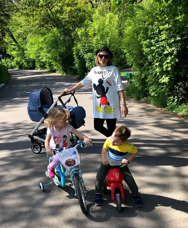 Mirela Vaida a ieșit la plimbare în parc, la Băneasa, cu toți cei trei copii