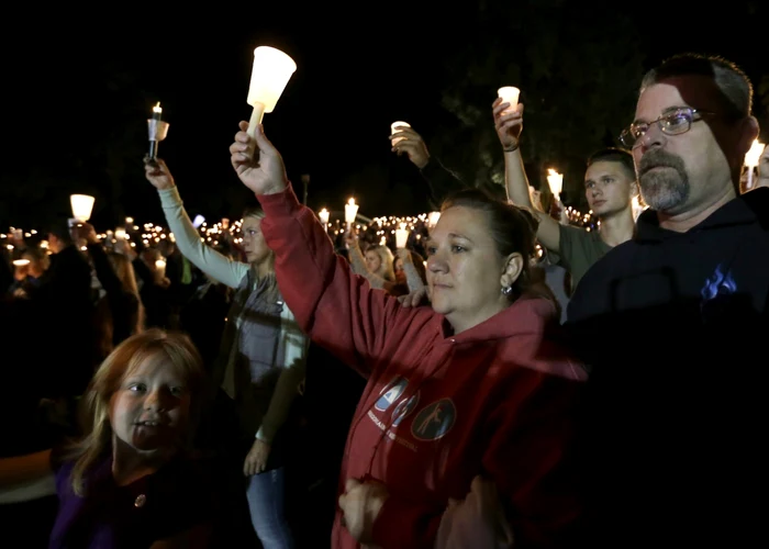 Zece persoane au murit, alte şapte fiind rănite în atacul de la colegiul comunitar Umpqua, Oregon FOTO AP