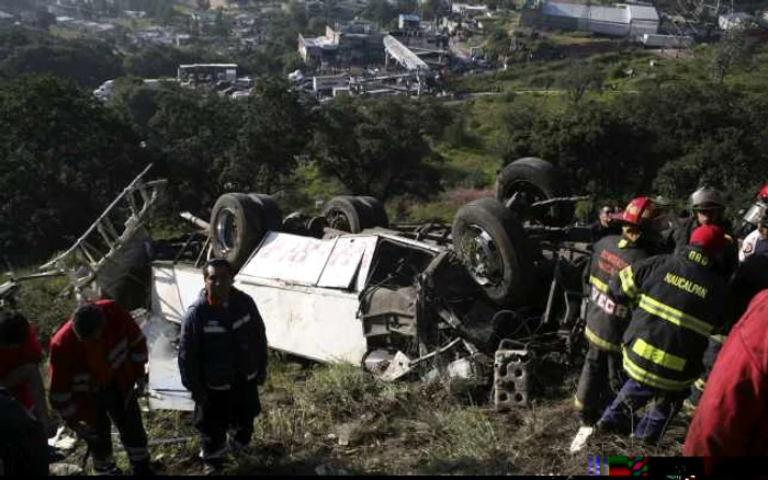 Autobuzul era plin de navetişti atunci când a căzut în râpă. FOTO Reuters