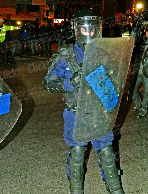 Cu un fizic de invidiat, jandarmii se fălesc cu noile lor uniforme dotate cu echipamente demne de invidiat şi de actorii unor filme de acţiune.(fotografii: Dan Bistriţeanu, Petrică Tănase, Dorin Constanda)