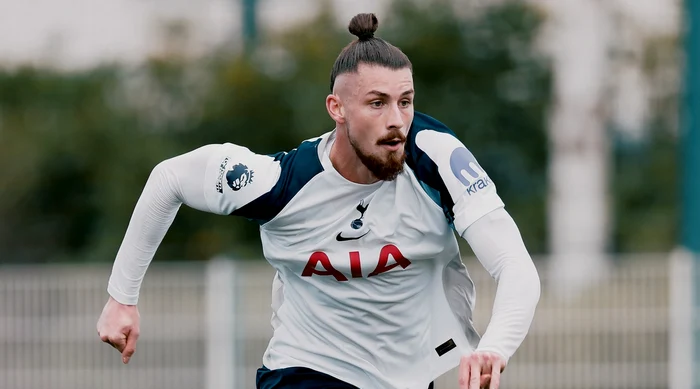 Radu Drăgușin revine în Anglia după ce a ratat Mondialul cu naționala. Foto Facebook Tottenham 