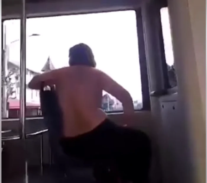 Femeia a fost fotografiată și de către trecătoriMonitorul de Suceava