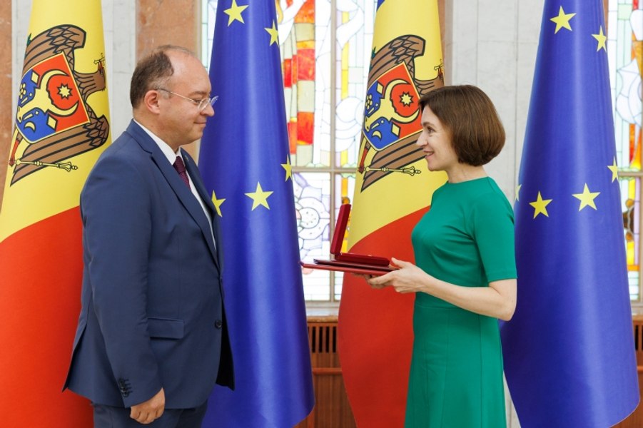 Bogdan Aurescu, decorat cu Ordinul de Onoare al Republicii Moldova de Maia Sandu 