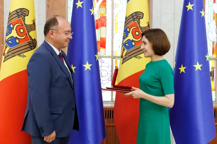Maia Sandu l-a decorat cu Ordinul de Onoare pe Bogdan Aurescu. FOTO: Presedinte.md