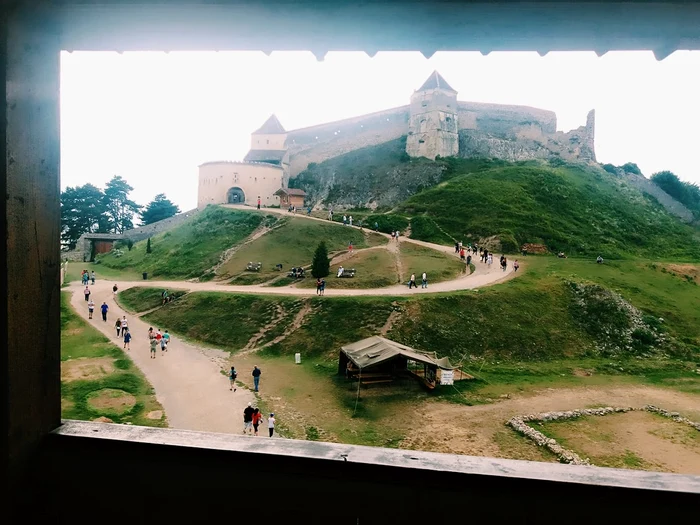 Cetatea Râșnov a fost ridicată în anul 1335 de tăranii din localitate.