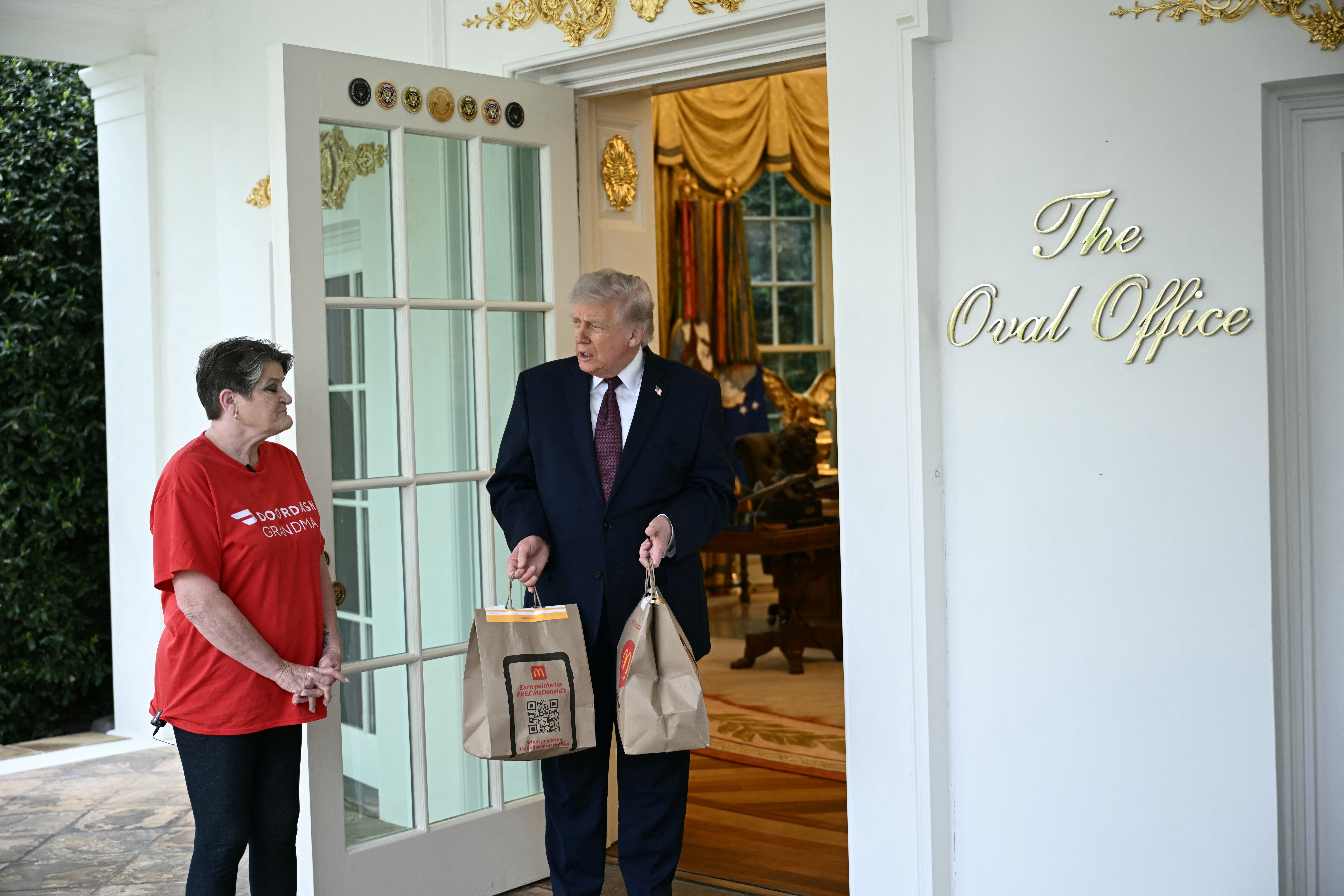 Donald Trump, livrare de la McDonalds FOTO AFP