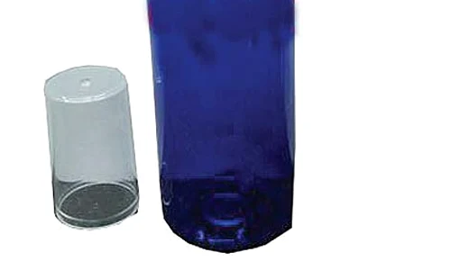 Îşi vinde  până şi  sticla  goală de  parfum jpeg