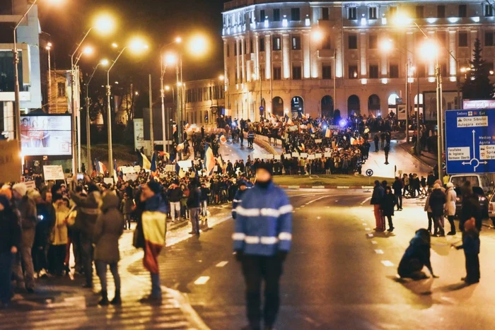 Peste 40.000 de sibieni au ieşit în stradă duminică seara FOTO Silvana Armat