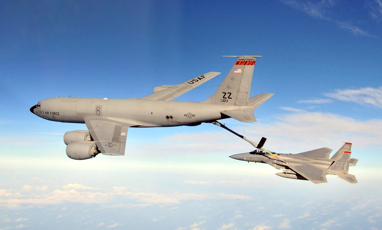 Un KC-135R (sus) alimentează un F-15C Eagle (jos)/FOTO: Wikipedia