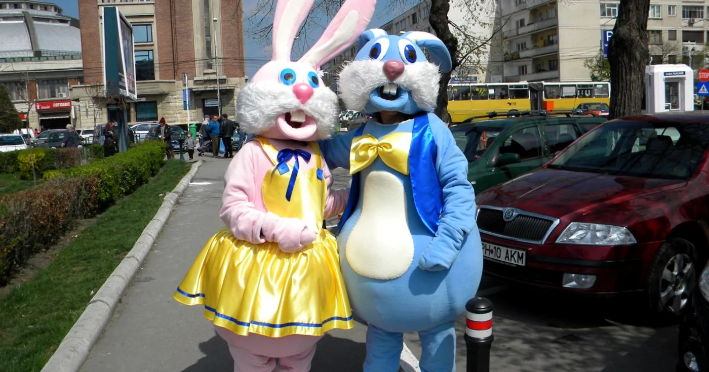 Iepurii împart dulciuri copiilor din Ploiești. Foto Dana Mihai