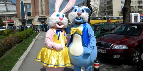 Iepurii împart dulciuri copiilor din Ploiești. Foto Dana Mihai