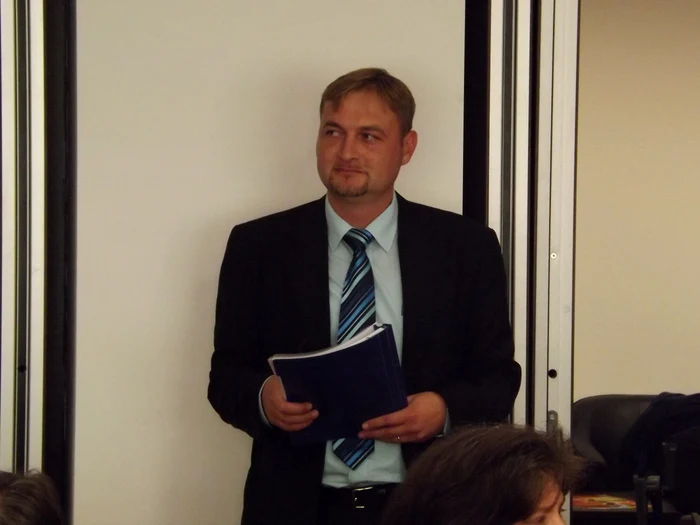 Robert Cojan zâmbeşte nevinovat după ce a dus SC Pază şi Protecţie la sapă de lemn. FOTO: R.F.