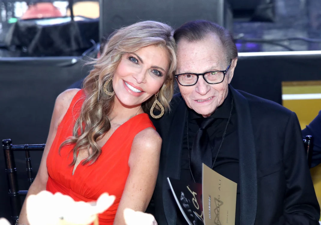 
    Shawn și Larry King s-au căsătorit în 1997. Acum, văduva jurnalistului contestă testamentulfoto: Getty Images  