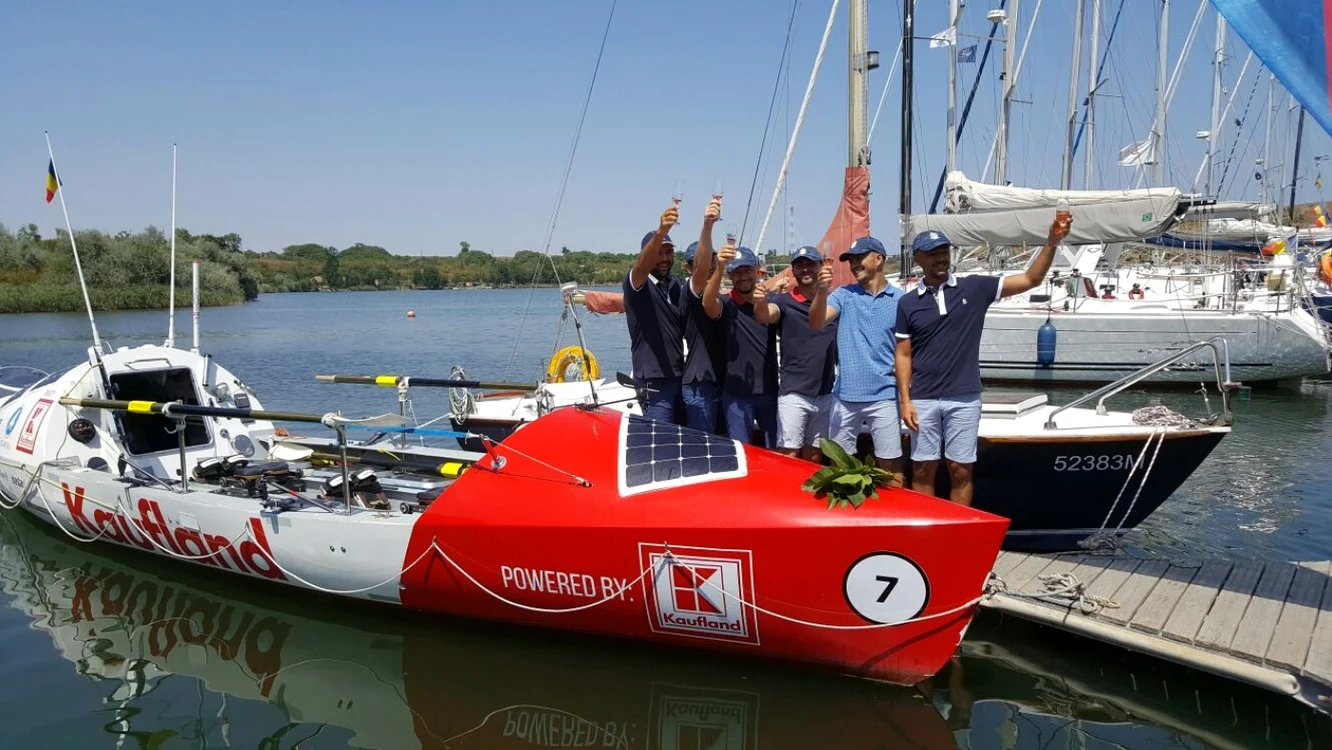 Botezul ambarcaţiunii Maria, barca în care maratonistul Andrei Roşu şi colegii lui vor traversa Atlanticul FOTO Adevărul