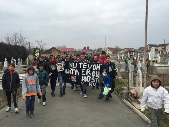 Prietenii orfanului l-au însoţit pe ultimul drum FOTO: ANDREEA MITRACHE