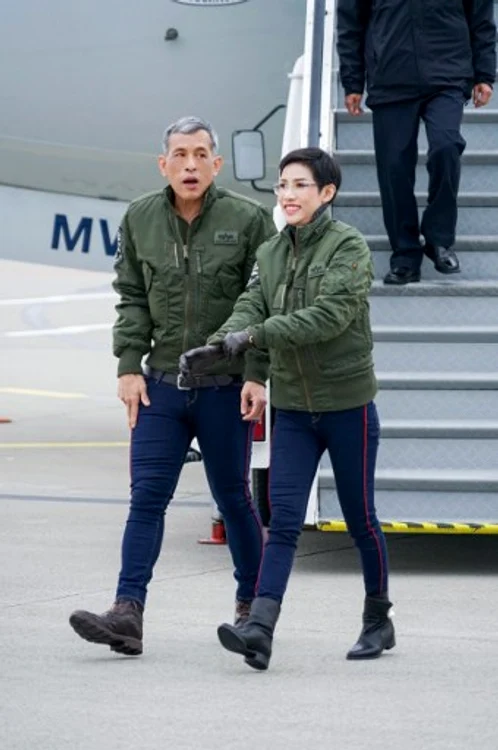 Regele Rama X este însoțit de concubina oficială în aparițiile lui publice