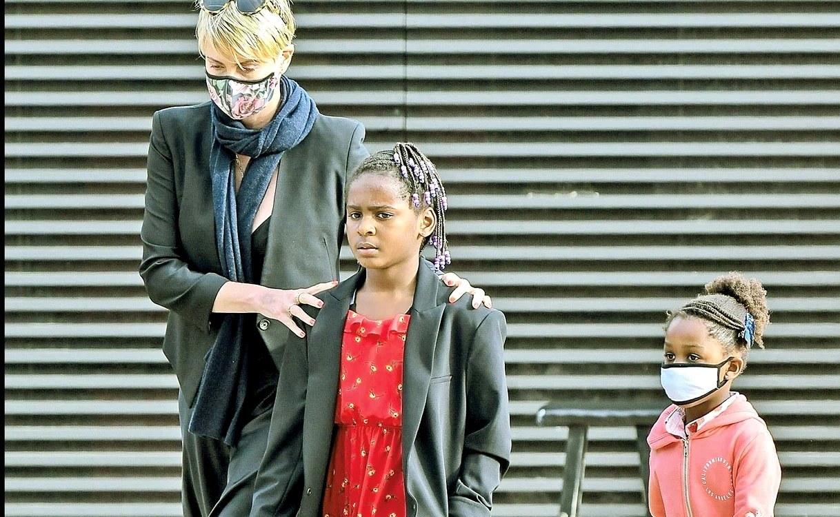 Au ieşit ca ”fetele” în oraş: mama, Charlize, Jackson, băiatul care vrea să fie fată şi micuţa August, 3 ani