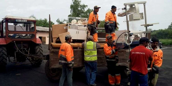 Incubatoare pentru bebeluşi mutate cu tractorul de la Salubritate. FOTO Dănuţ Zuzeac