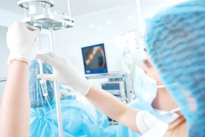 Asistentele l-au pregătit temeinic pentru a-l duce în sala de operaţii
