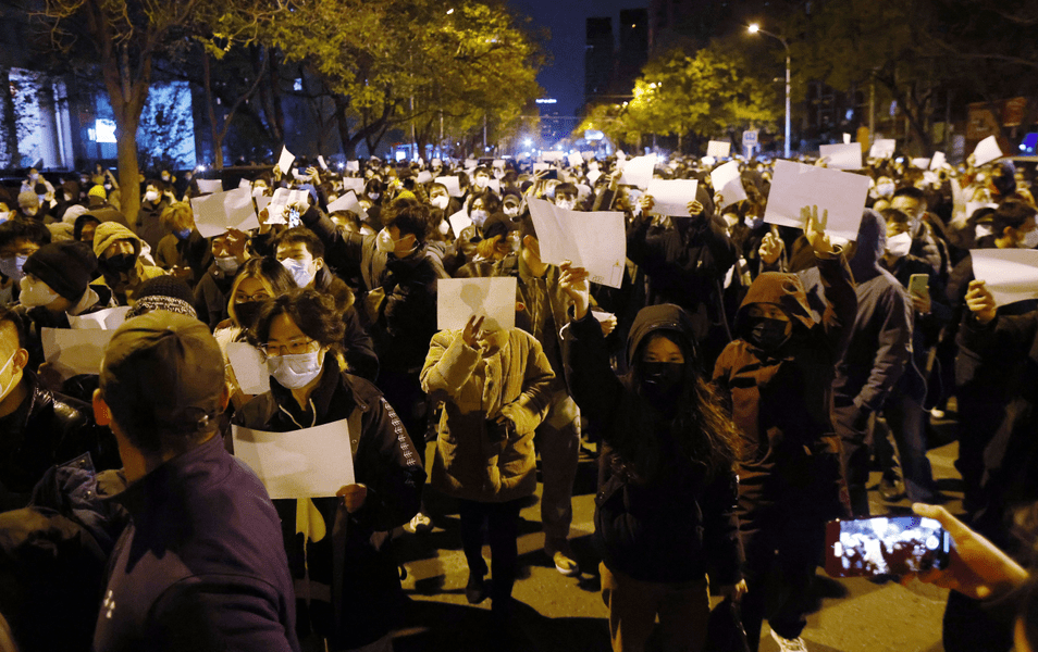 Răspunsul duplicitar al Chinei față de proteste: cenzură de urgență și o nouă atitudine față de pandemie