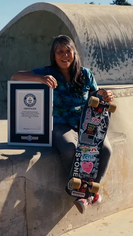 Judi Oyama este cea mai vârstnică femeie care participă la competiții de skateboarding