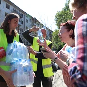 Voluntari distribuie apă localnicilor din Kiev afectați de bombardamente 