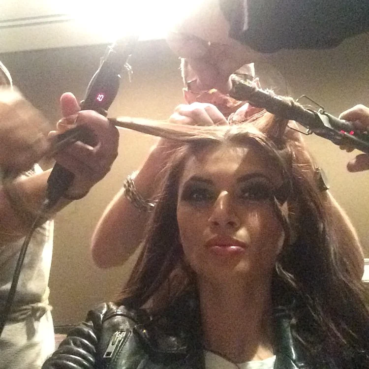 Ramona gabor este aranjată de trei stlişti înainte de show-ul de modă 