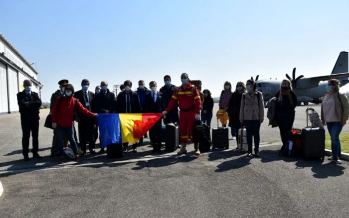 Voluntarii români au aterizat pe Aeroportul din Milano. FOTO: MAE