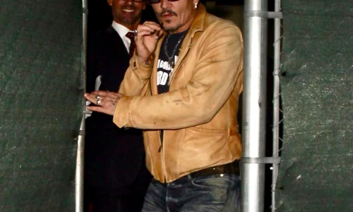*EXCLUSIVE* Johnny Depp steps behind Craig's for a smoke jpeg
