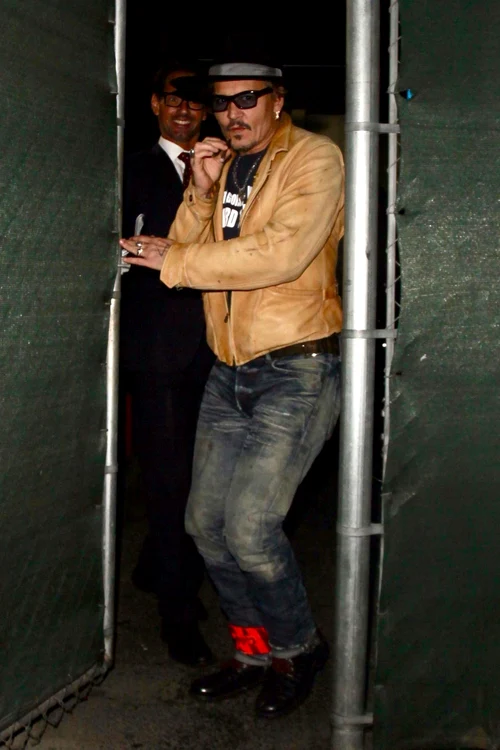 *EXCLUSIVE* Johnny Depp steps behind Craig's for a smoke jpeg