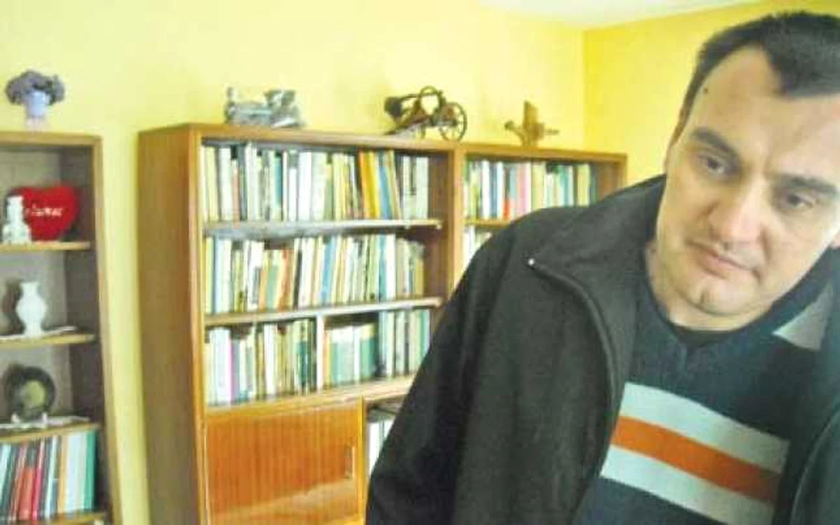 Gabriel Brebenar şi o mică parte din biblioteca din „camera galbenă“, camera lecturilor de vară  p Fotografii: andrei crăciun