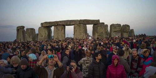 Pasionaţi  celebrează solstiţiul de vară pe câmpia Salisbury la Stonehenge în sudul Angliei FOTO Reuters