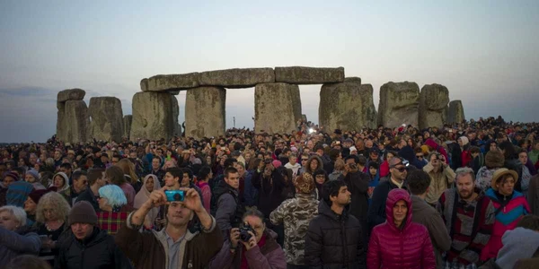 Pasionaţi  celebrează solstiţiul de vară pe câmpia Salisbury la Stonehenge în sudul Angliei FOTO Reuters