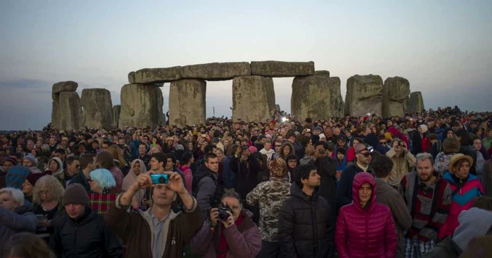 Stonehenge este o atracţie şi pentru turişti, dar şi pentru credincioşii multor culte. FOTO Reuters