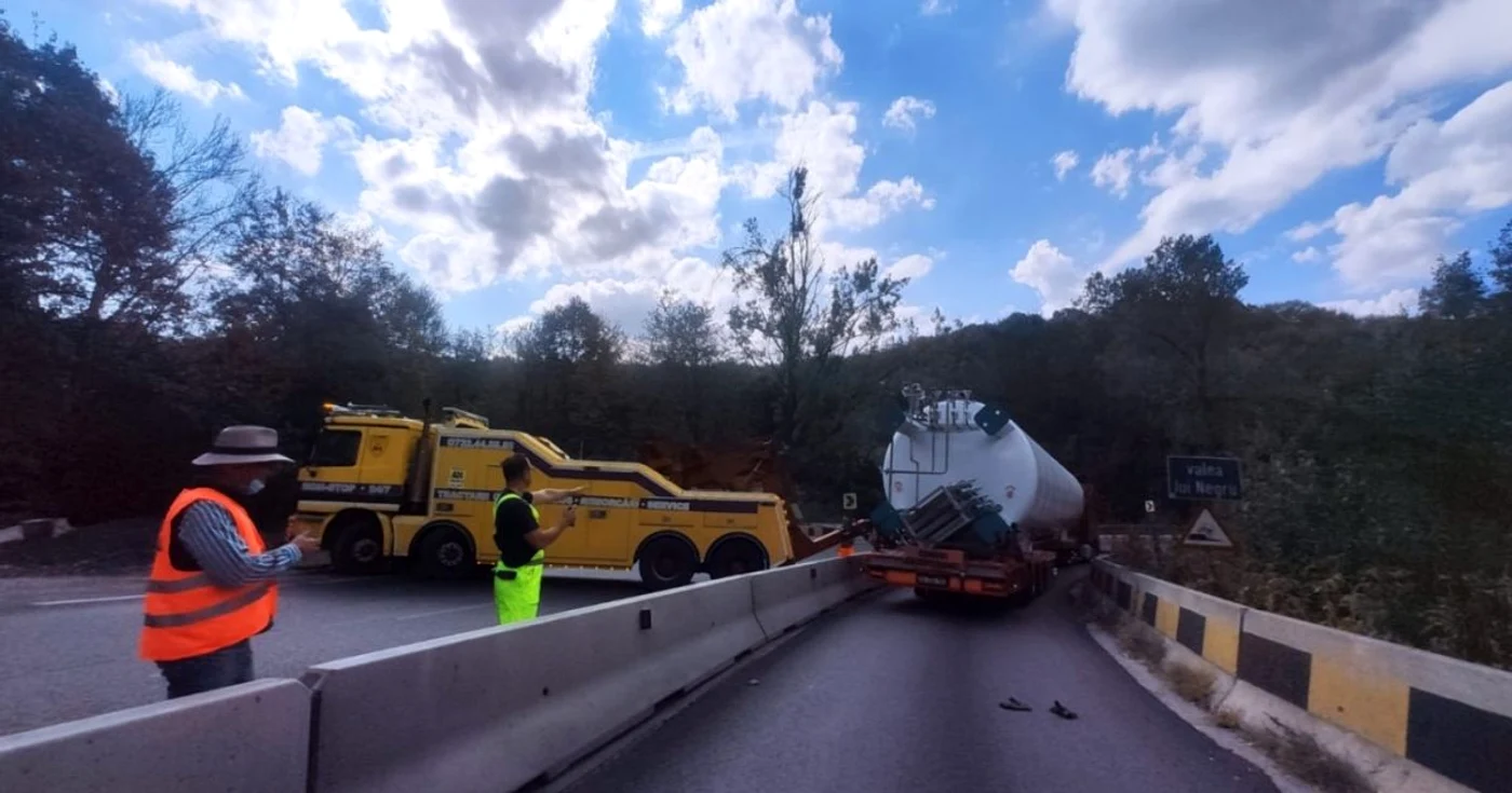 Traficul între Piteşti şi Râmnicu Vâlcea blocat total pe Dealul Negru - DN7 după ce un TIR a rămas înţepenit între parapeţi Foto Adevărul