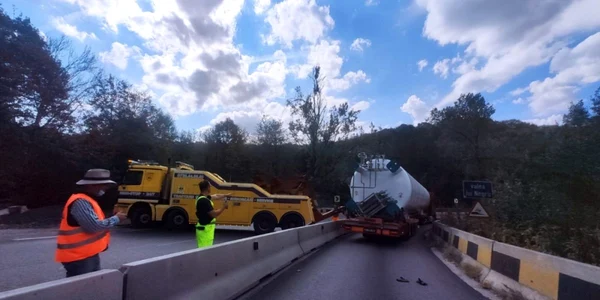 Traficul între Piteşti şi Râmnicu Vâlcea blocat total pe Dealul Negru - DN7 după ce un TIR a rămas înţepenit între parapeţi Foto Adevărul